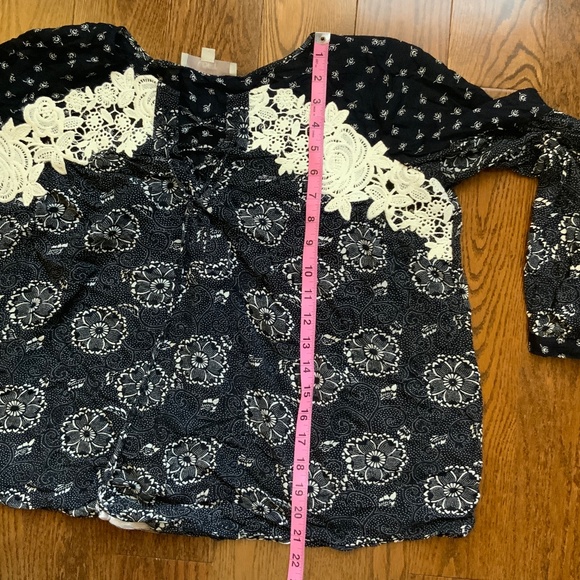 LOFT Black and White Floral Flowy Shirt. Size S Petite. - Picture 9 of 10